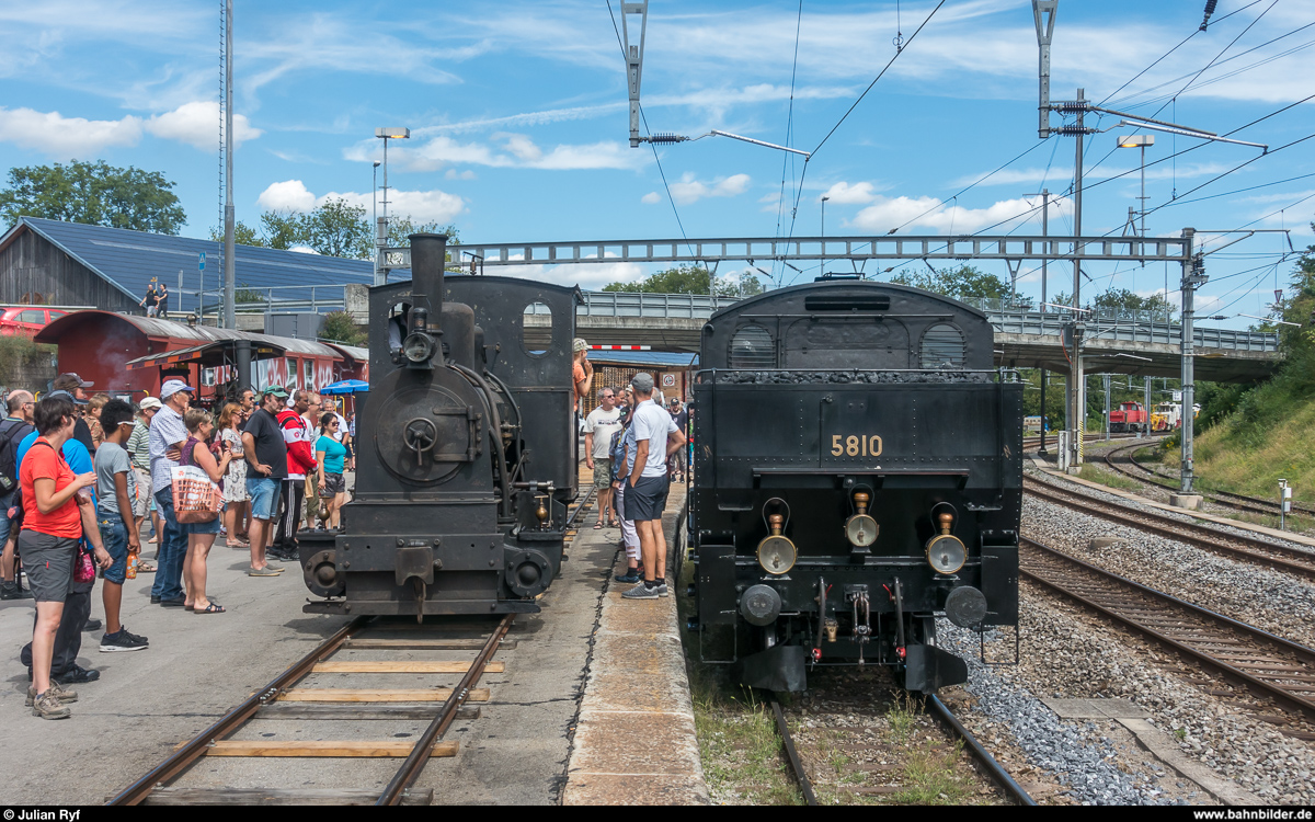 Dampftag Lyss am 11. August 2018: Gross trifft klein - auf der Güterrampe wurde extra für die  Ticino  ein Meterspurgleis aufgebaut, daneben steht die Eb 3/5 5810  Habersack  der Dampfbahn Bern.