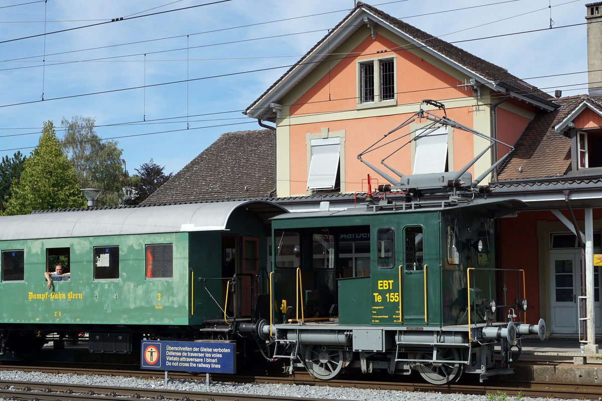 Dampftage 2018 von Lyss
Stündliche Pendlerfahrten nach Aarberg mit dem EBT Te 2/2 155 und der Ed 3/4 51 vom Verein Dampfbahn Bern DBB.
Der auf Passagiere wartende Extrazug vor dem passenden Bahnhofsgebäude Aarberg am 11. August 2018. 
Foto: Walter Ruetsch
