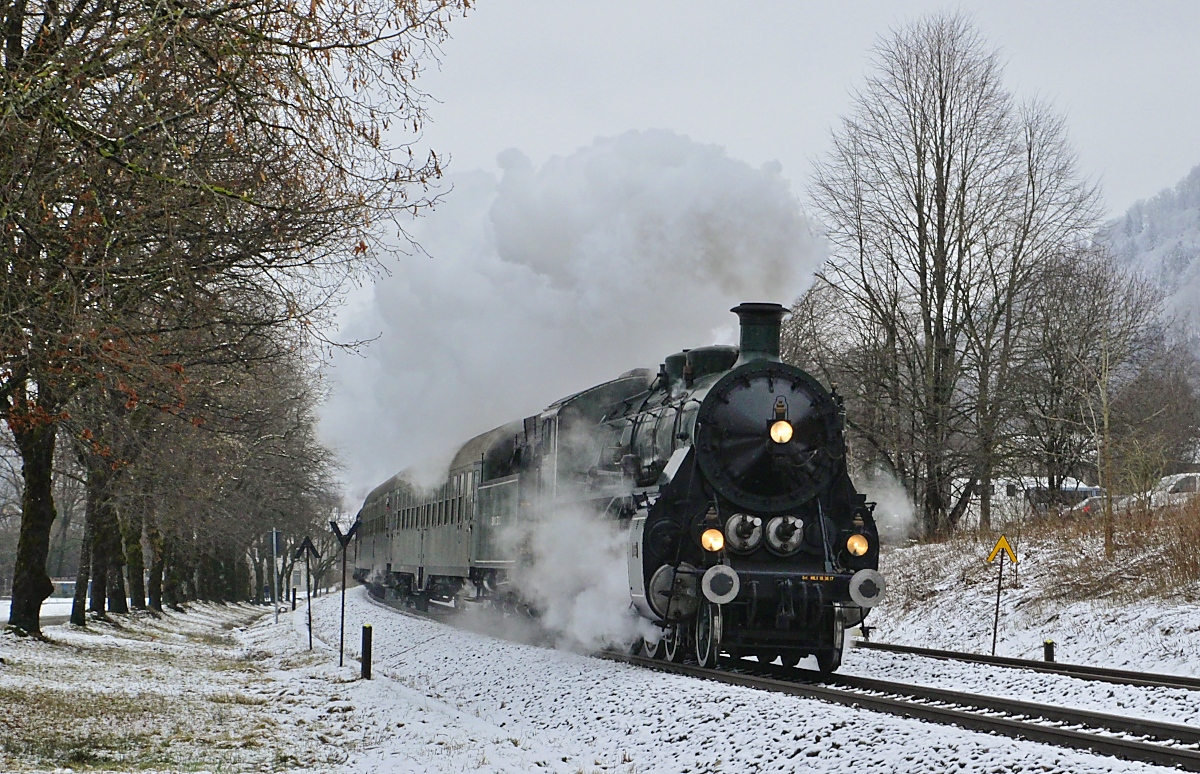 Dampftage im Allgäu: Mit ihrem Sonderzug von Nördlingen nach Lindau dampft die 18 478 am 25.02.2023 am Ortsrand von Immenstadt ihrem Ziel entgegen
