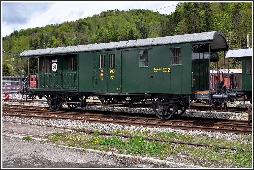 Dampfverein Zürcher Oberland Fuhrpark. Postwagen FZ203 in Bauma. (02.05.2015)