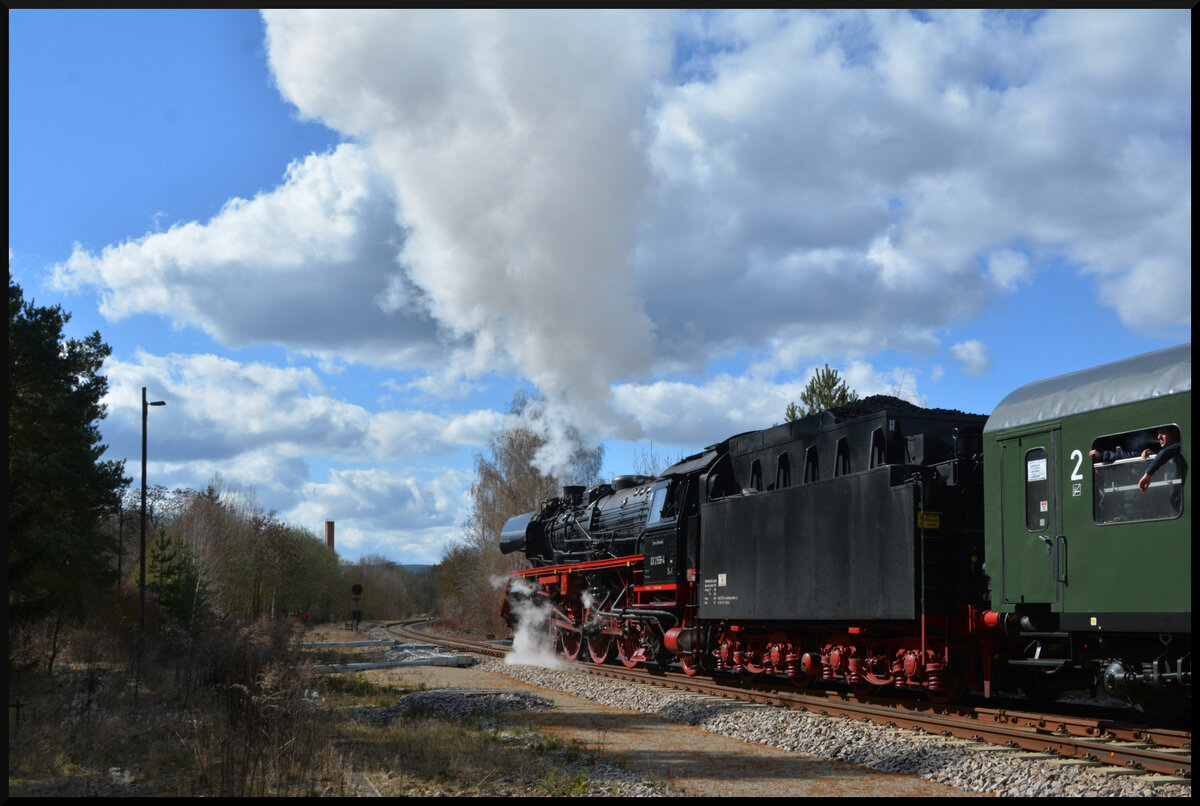 DAMPFWOLKEN rund um SAALFELD: Vom 27.03.2026 bis 06.04.2026 war Wedler & Franz Logistik wieder mit ihrer Dampflok 03 2155-4 in Thüringen unterwegs. Alle Fahrten starteten in Saalfeld/Saale. Hier ist WFL 03 2155-4 am 29.03.2026 in Pößneck oberer Bahnhof zu sehen. Übrigens, im Bild sind zwei Dampfer zu sehen... man beachte den Fahrgast am offenen Fenster.