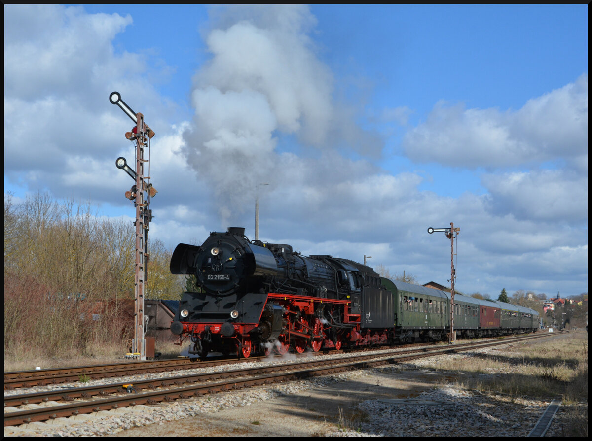 DAMPFWOLKEN rund um SAALFELD: Vom 27.03.2026 bis 06.04.2026 war Wedler & Franz Logistik wieder mit ihrer Dampflok 03 2155-4 in Thüringen unterwegs. Alle Fahrten starteten in Saalfeld/Saale. Hier ist WFL 03 2155-4 am 29.03.2026 in Pößneck oberer Bahnhof zu sehen.