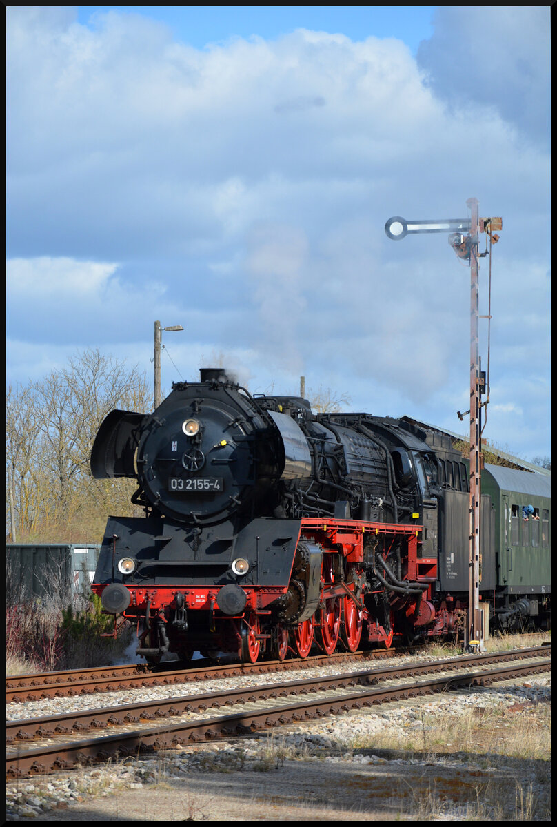 DAMPFWOLKEN rund um SAALFELD: Vom 27.03.2026 bis 06.04.2026 war Wedler & Franz Logistik wieder mit ihrer Dampflok 03 2155-4 in Thüringen unterwegs. Alle Fahrten starteten in Saalfeld/Saale. Hier ist WFL 03 2155-4 am 29.03.2026 in Pößneck oberer Bahnhof zu sehen.