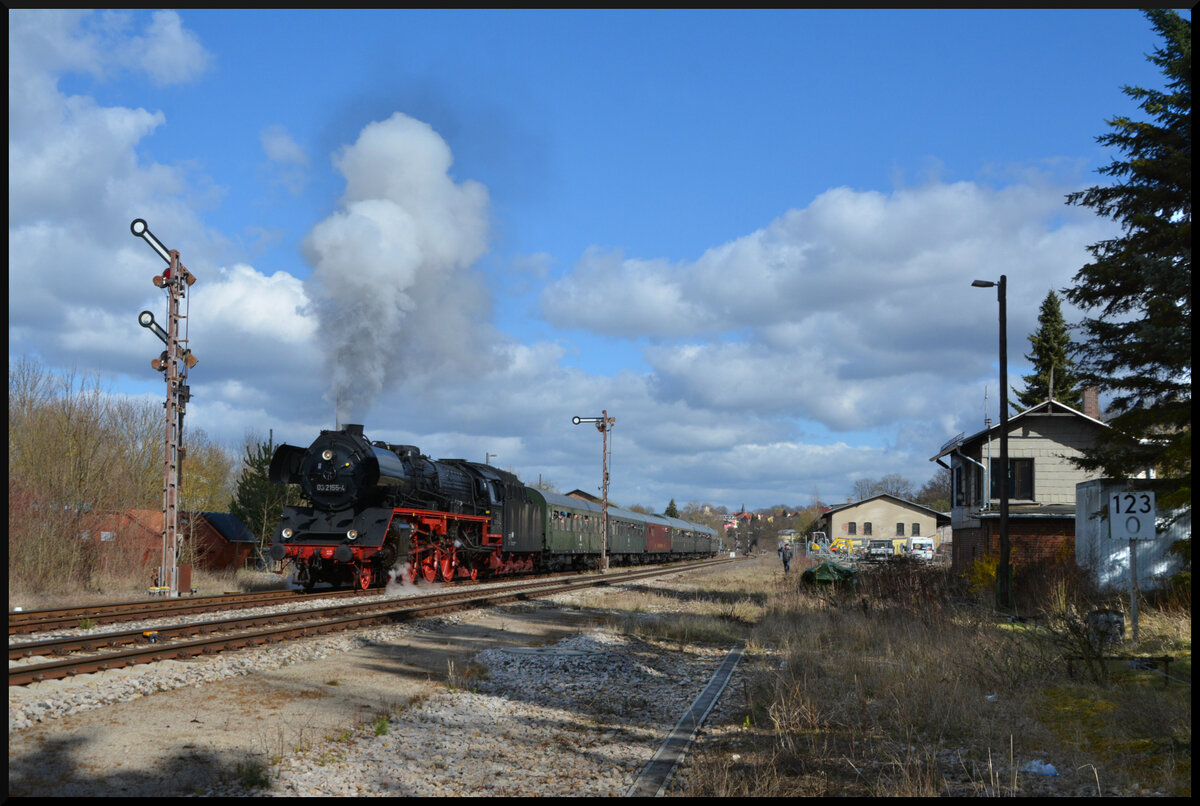 DAMPFWOLKEN rund um SAALFELD: Vom 27.03.2026 bis 06.04.2026 war Wedler & Franz Logistik wieder mit ihrer Dampflok 03 2155-4 in Thüringen unterwegs. Alle Fahrten starteten in Saalfeld/Saale. Hier ist WFL 03 2155-4 am 29.03.2026 in Pößneck oberer Bahnhof zu sehen.