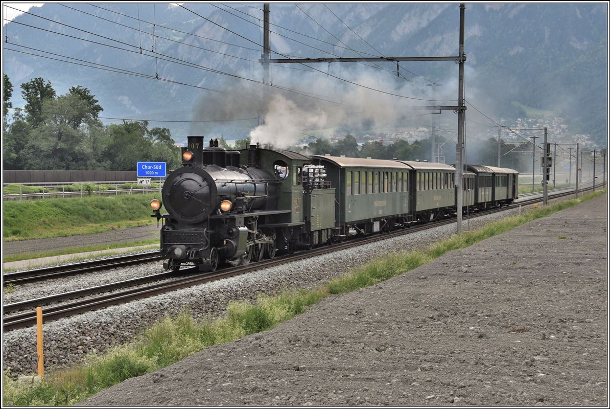 Dampfzug 2131 bei der Durchfahrt in Felsberg. G 4/5 107  Albula , B2245. B2246, C2012,B2138, A1102 und D4052. (13.05.2018)