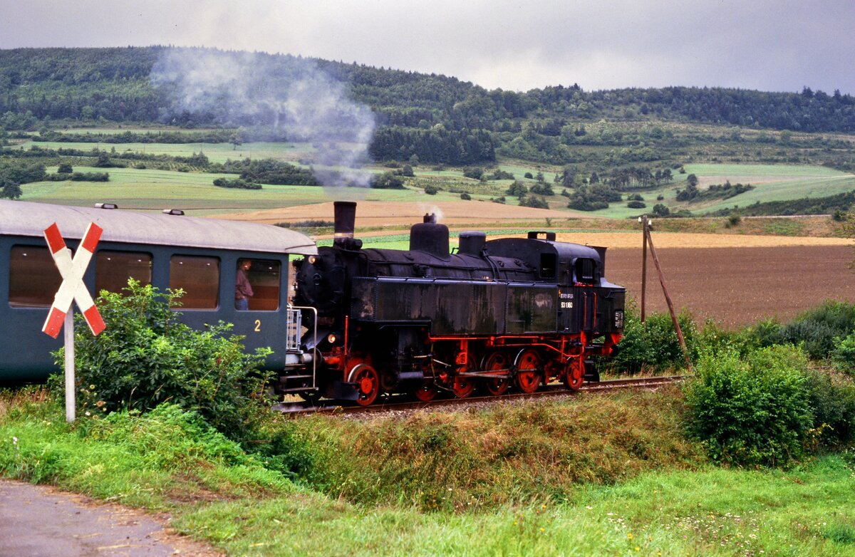 Dampfzug der Wutachtalbahn mit früherer ÖBB-Dampflok 93 1360.
Datum leider unbekannt (1989?)