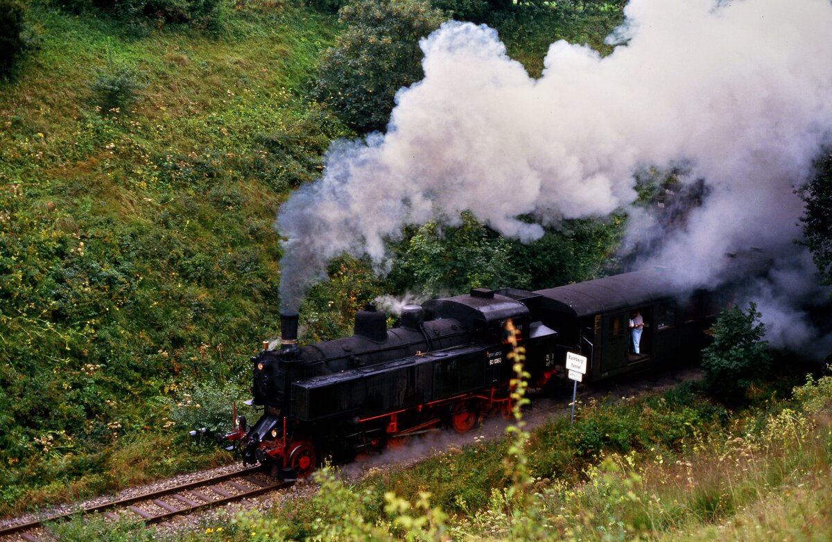Dampfzug der Wutachtalbahn mit einer Lok der ÖBB-Baureihe 93.
Datum leider unbekannt