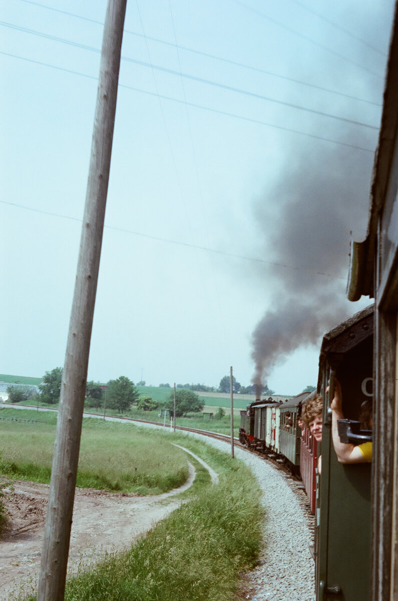 Dampfzugsonderfahrt der GES auf der Strohgäubahn Korntal-Weissach (Württembergische Nebenbahnen WN). Der Zug bewegte sich mit zwei Dampflokomotiven in Richtung Weissach (1983)