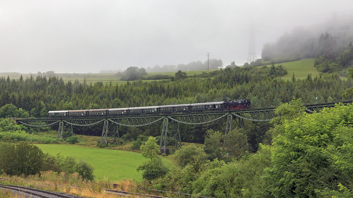 Damplok BB 262 mit Historischer Zug der Sauschwänzlebahn von Zollhaus-Blumberg nach Weizen auf Biesenbach Viaduct am 10.August 2019.