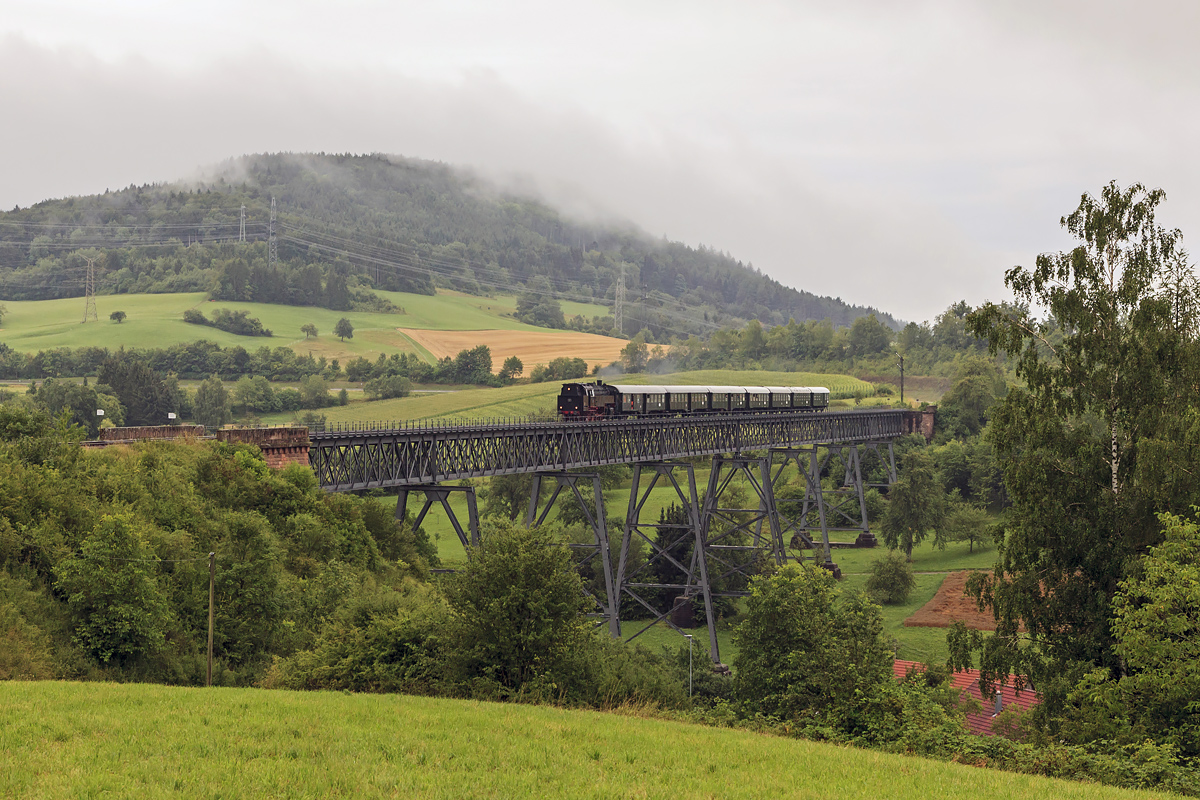 Damplok BB 262 mit Historischer Zug der Sauschwänzlebahn von Zollhaus-Blumberg nach Weizen auf Epfenhofen Viaduct am 10.August 2019.