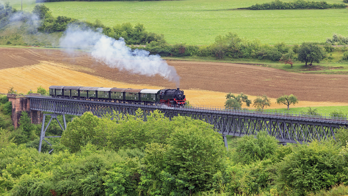 Damplok BB 262 mit Historischer Zug der Sauschwänzlebahn von Weizen  nach Zollhaus-Blumberg auf Epfenhofen Viaduct am 10.August 2019.