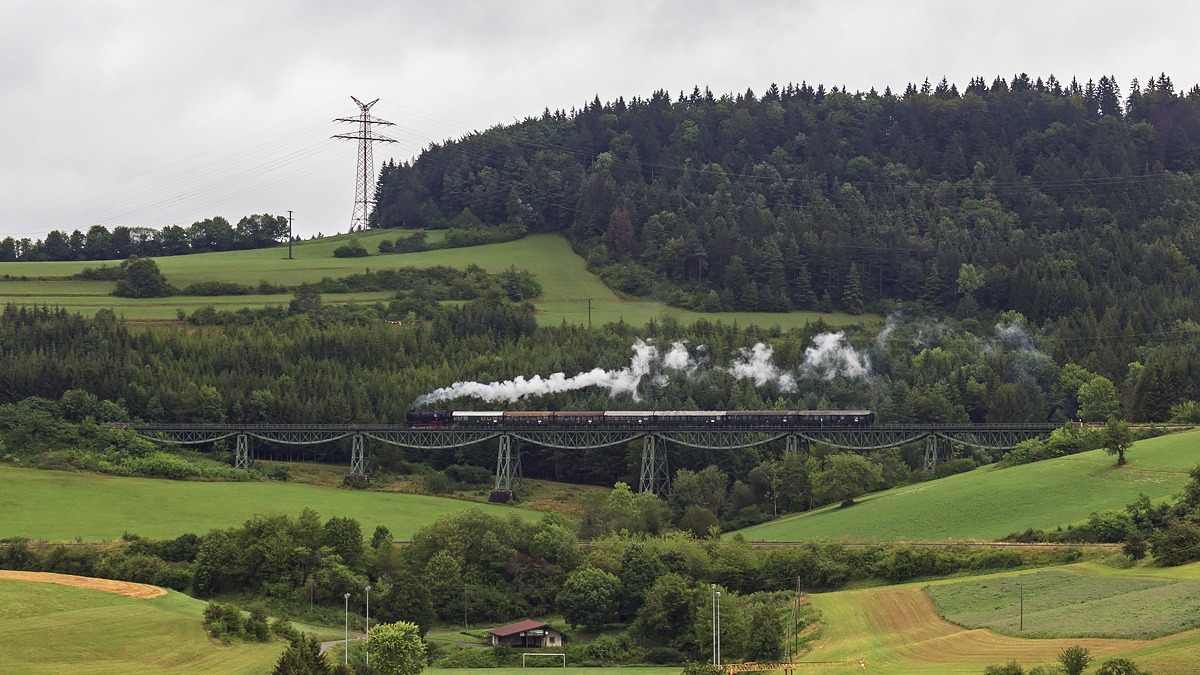 Damplok BB 262 mit Historischer Zug der Sauschwänzlebahn von Weizen nach Zollhaus-Blumberg auf Biesenbach Viaduct am 10.August 2019. 