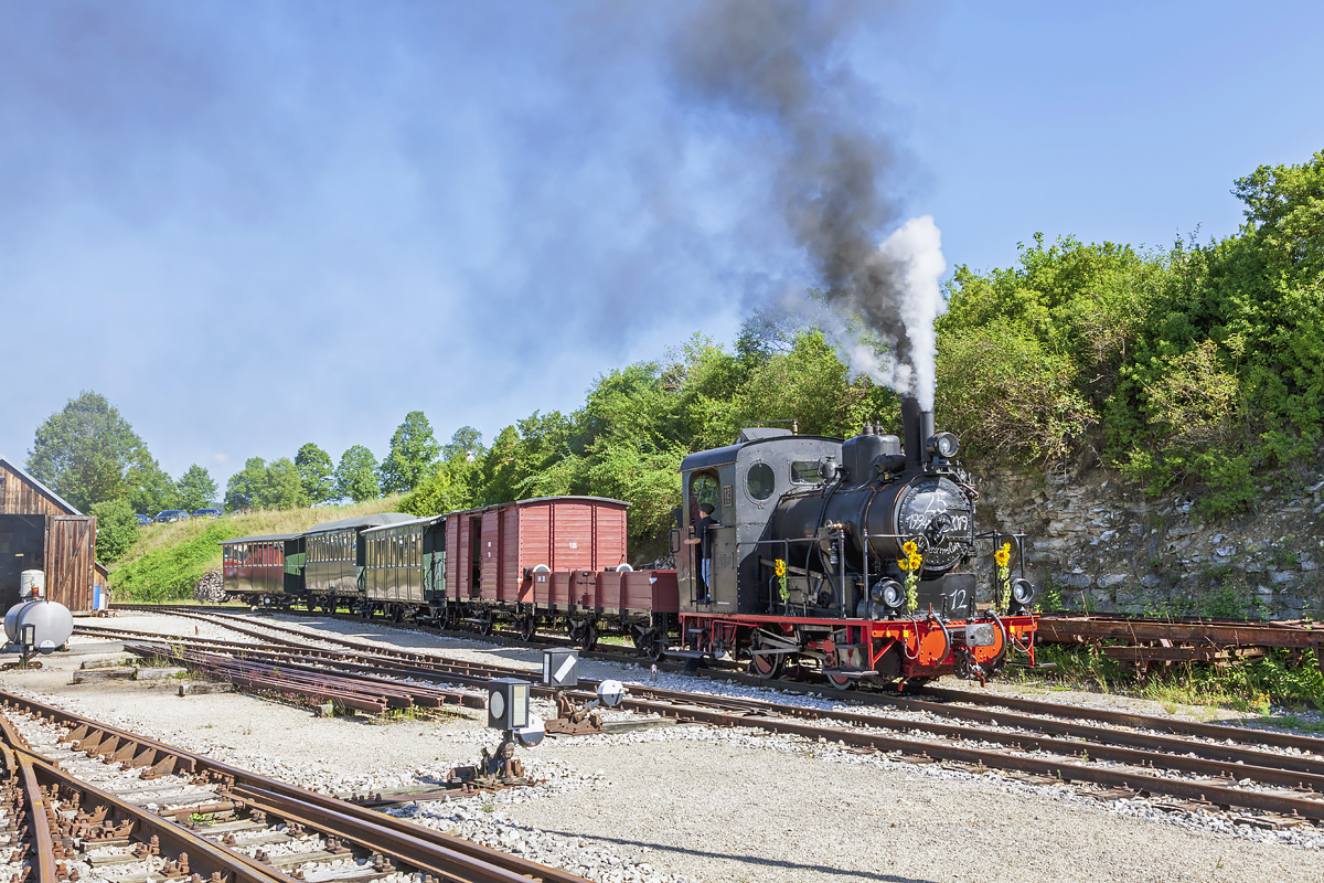 Damplok  WN 12 mit Historischer Zug der Härtsfeld-Museumsbahn am Bahnhof Neresheim am 11. August 2019.