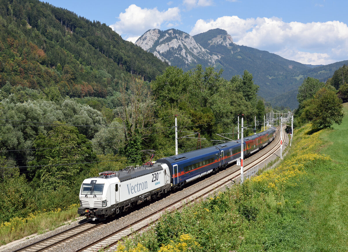DANI on Tour, die neuen Day and Night-Railjetgarnituren werden gerade am gesamten Streckennetz erprobt, die 193 780 bespannte den Testzug SPROB 95797 auf der Südbahn , und wurde dabei vor der Kulisse des Röthelstein und der roten Wand verewigt.