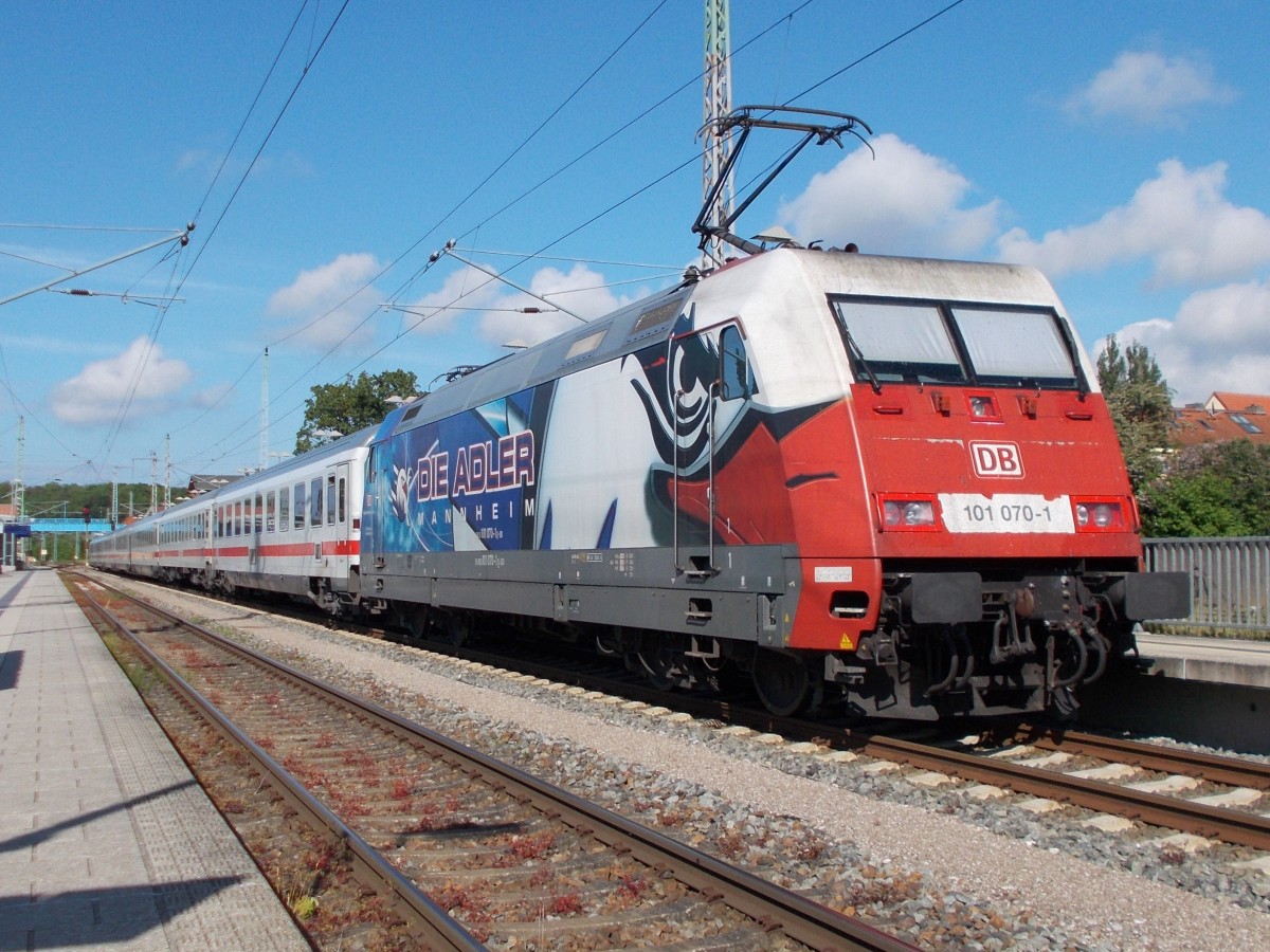 Dank Buschfunk aus Rostock konnte ich den seit fast zwei Jahren nicht mehr fotografierten Adler 101 070 wieder fotografieren,als Dieser am 24.Mai 2014,mit dem IC 2376 Karlsruhe-Binz in Bergen/Rügen hielt.