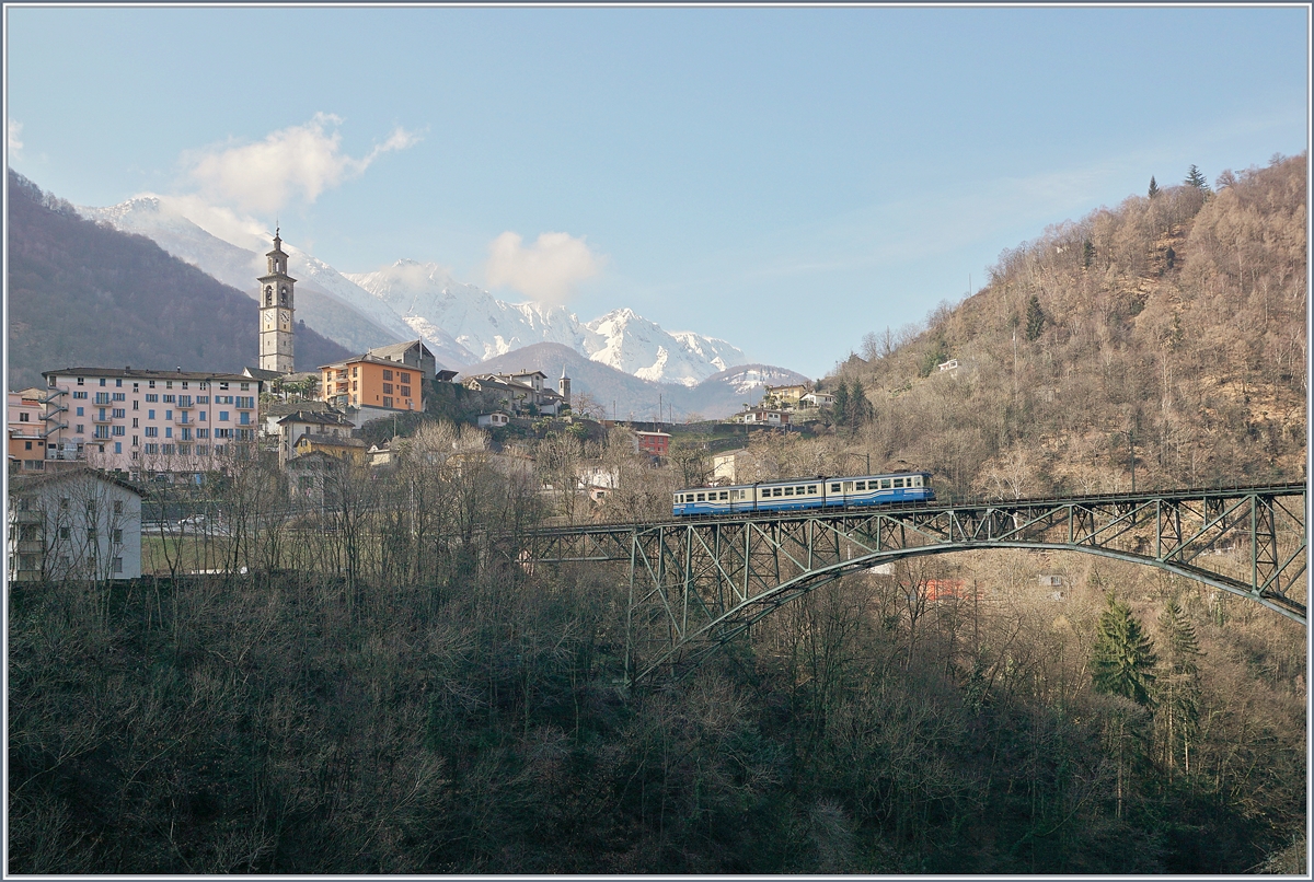 Dank dem Gotthard Bassis Tunnel (GBT) scheinen auch auf der Centovallibahn und der Ferrovia Vigezzina die Fahrgastzahlen zu steigen, denn seit dem letzten Fahrplanwechsel wurden zwei FART bzw. SSIF Regionazlzüge durchgebunden. Das Bild zeigt den SSIF ABDe 8/8 23 Ossola als Regionalzug 138 nach Domodossola kurz vor der Ankunft in Intragna.
20. März 2018