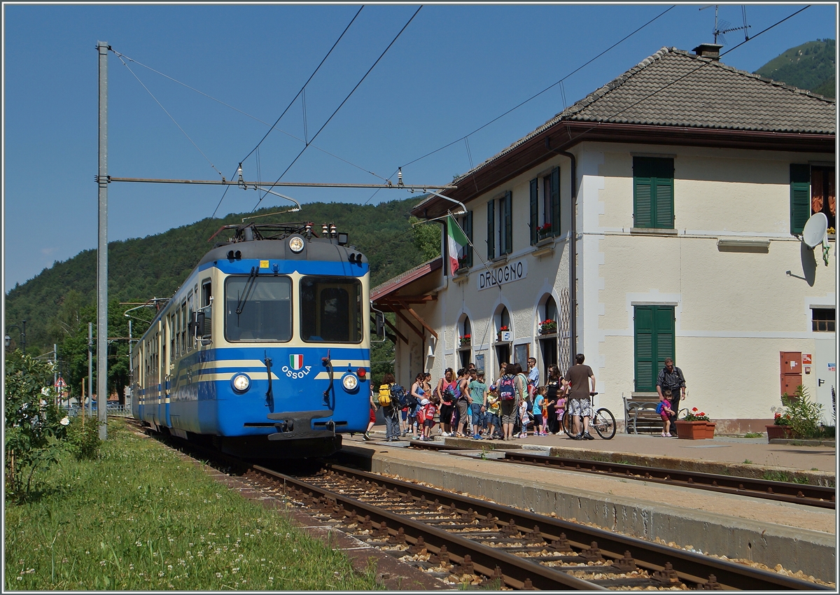 Dank einem Schulausflug hat der Regiolanlzug 745 heute ein ausserordenltich gute Frequenz.
Hier wartet der ABe 8/8 23  Ossola  in Druogno auf die Weiterfahrt nach Re. 
10. Juni 2014