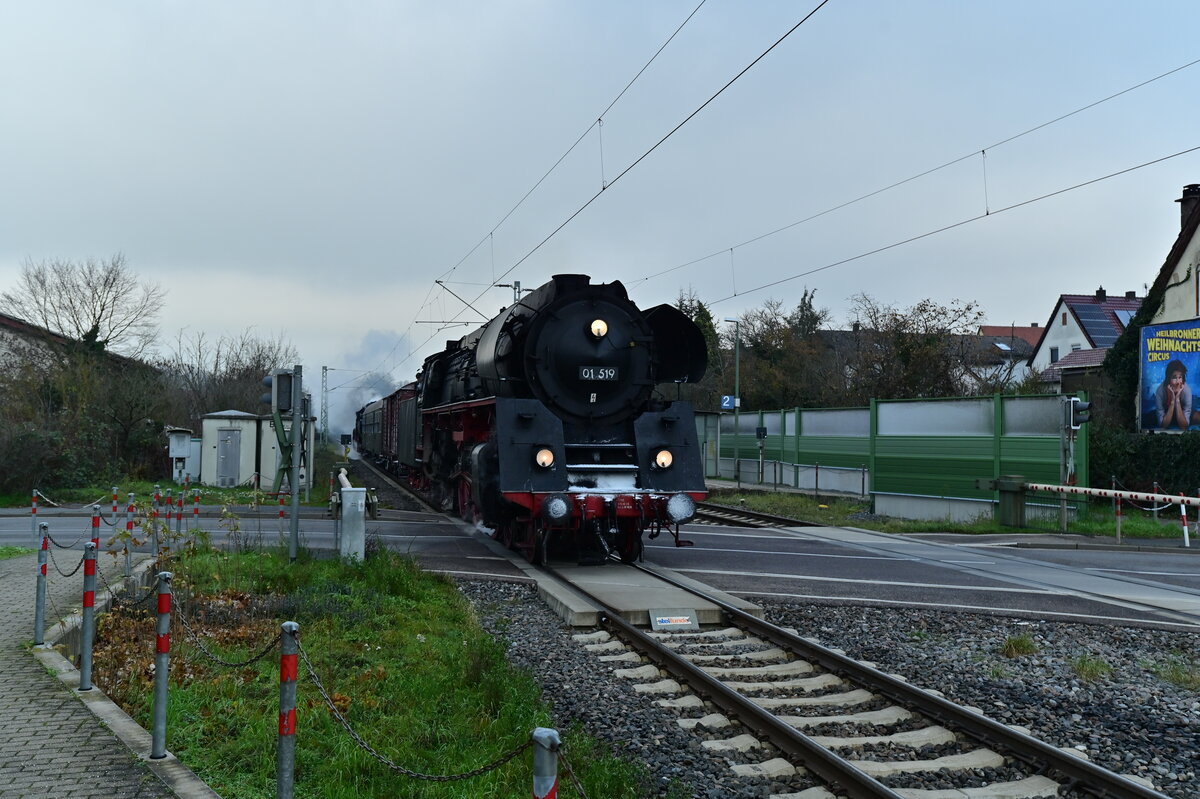 Dank eines Bekannten hatte ich die Fahrzeiten des seit gestern fahrenden Ersatzzuges auf  der Linie RE8 Würzburg-Stuttgart und so war ich eine Stunde früher als erwartet in Untergriesheim.
Zu meinem Glück, denn ohne das ich auch nur den blassesten Schimmer hatte tauchten die beiden Dampfloks 01 519 und 52 7596 der EFZ in Untergriesheim auf. Sie waren auf dem Rückweg aus Mellrichstadt, wo sie als Gastloks tätig waren. Lieben Gruß an das Personal für die fulminante Begrüßung. Untergrießheim den 12.12.2022