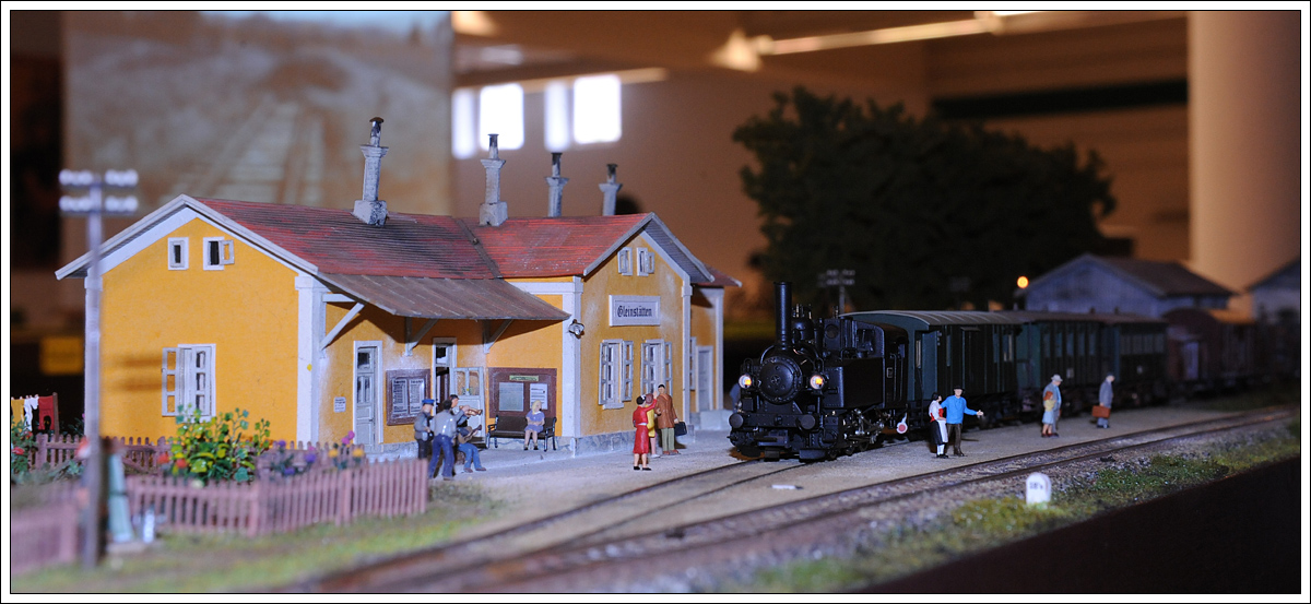 Dank der Freunde der Sulmtalbahn IG, fährt die Sulmtalbahn auch 2016 noch, und zwar im Maßstab 1:87 (H0), in diesem Fall in Gleinstätten über das verlängerte Fronleichnamwochenende (Foto vom 29.5.2016).

Am Bild ist eine waschechte Sulmtalerin zu sehen. 2 Lokomotiven der BR 32d kamen auf der Sulmtalbahn zum Einsatz. 1 Sulm und 2 Sulm mit Kegelschornstein (Stanitzel-Rauchfang).

Nähere Infos: www.facebook.com/FreundederSulmtalbahn/timeline