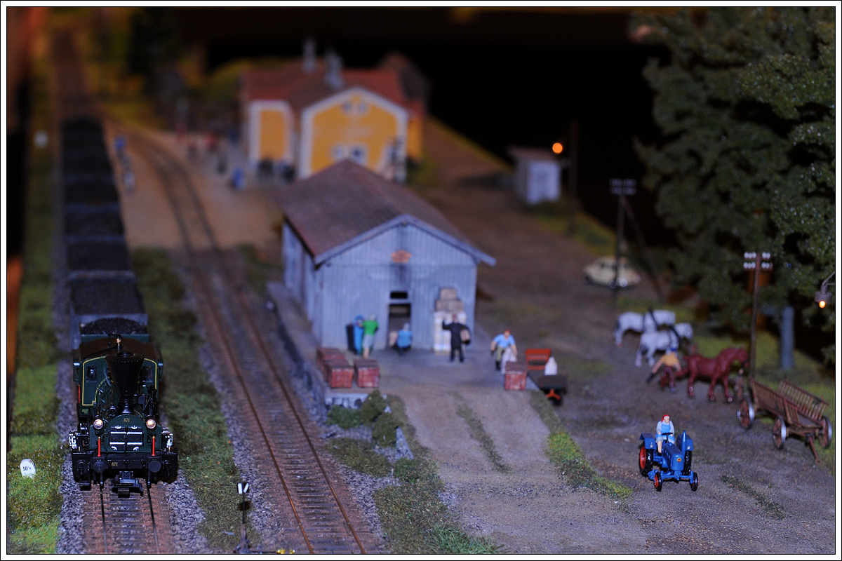 Dank der Freunde der Sulmtalbahn IG, fährt die Sulmtalbahn auch 2016 noch, und zwar im Maßstab 1:87 (H0), in diesem Fall in Gleinstätten über das verlängerte Fronleichnamwochenende (Foto vom 29.5.2016).

Am Foto ist die heute noch betriebsbereite GKB Lok 671 zu sehen.

Nähere Infos: www.facebook.com/FreundederSulmtalbahn/timeline

