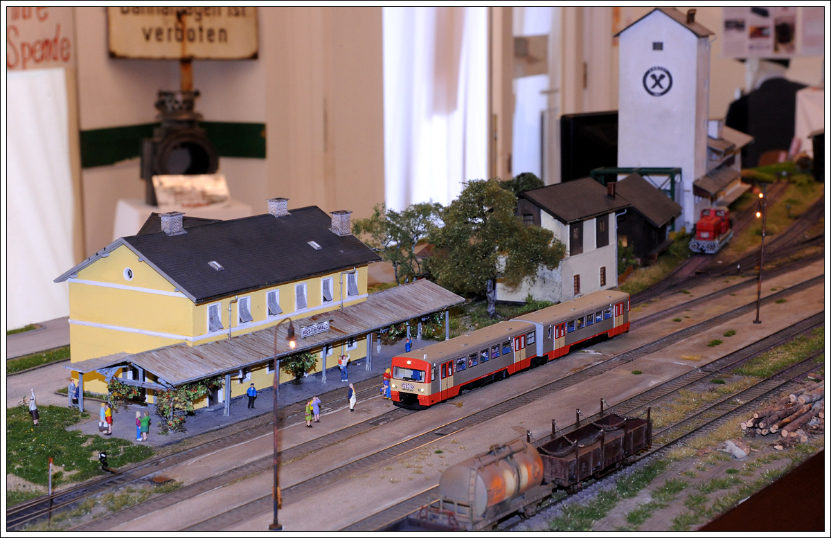 Dank der Freunde der Sulmtalbahn IG, fährt die Sulmtalbahn auch 2016 noch, und zwar im Maßstab 1:87 (H0), in diesem Fall in Gleinstätten über das verlängerte Fronleichnamwochenende (Foto vom 29.5.2016).

Die GKB Triebwagen der BR VT 70 wurden im Laufe des Jahres 2013 ausgeschieden.

Nähere Infos: www.facebook.com/FreundederSulmtalbahn/timeline