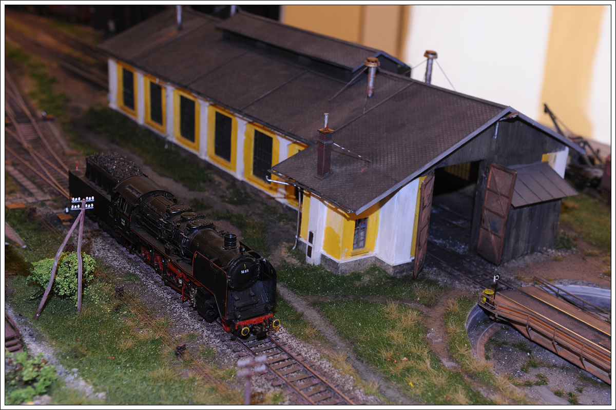 Dank der Freunde der Sulmtalbahn IG, fährt die Sulmtalbahn auch 2016 noch, und zwar im Maßstab 1:87 (H0), in diesem Fall in Gleinstätten über das verlängerte Fronleichnamwochenende (Foto vom 29.5.2016).

50.1171 war eine von drei Loks der BR 50, welche die GKB 1972 beschafft hat. Es war zugleich die letzte Dampflokbeschaffungsaktion bei der GKB.

Nähere Infos: www.facebook.com/FreundederSulmtalbahn/timeline