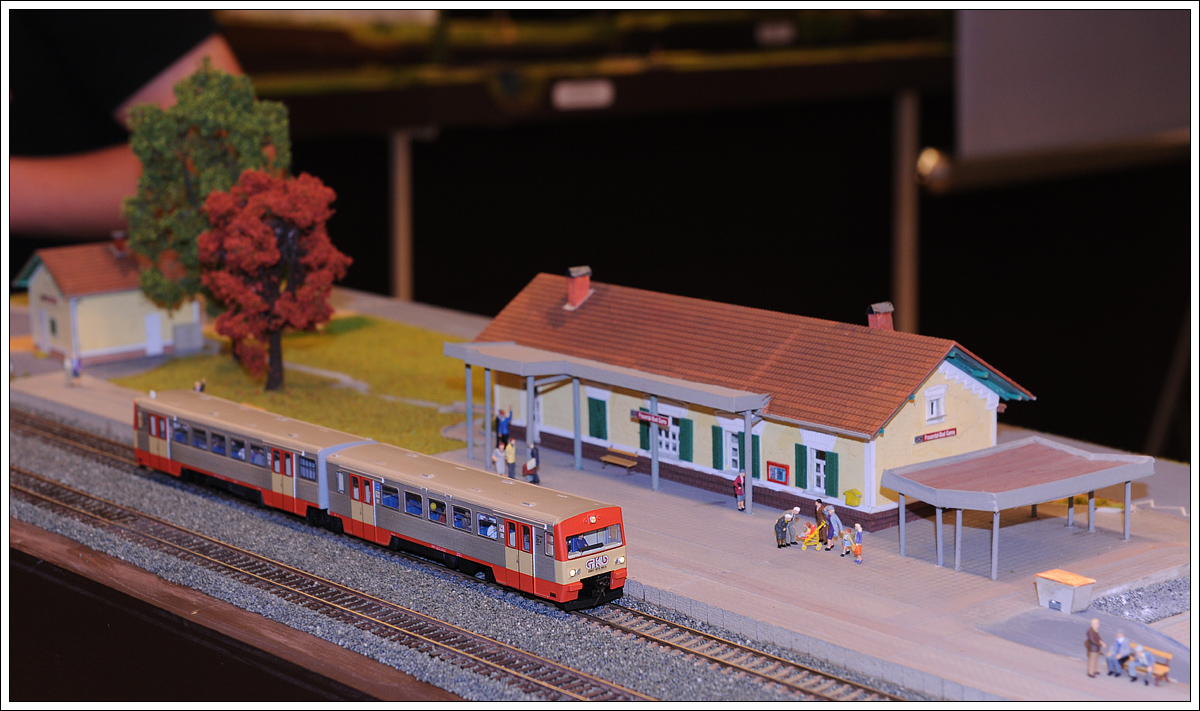 Dank der Freunde der Sulmtalbahn IG, fährt die Sulmtalbahn auch 2016 noch, und zwar im Maßstab 1:87 (H0), in diesem Fall in Gleinstätten über das verlängerte Fronleichnamwochenende (Foto vom 29.5.2016).

Die GKB Triebwagen der BR VT 70 wurden im Laufe des Jahres 2013 ausgeschieden.

Nähere Infos: www.facebook.com/FreundederSulmtalbahn/timeline