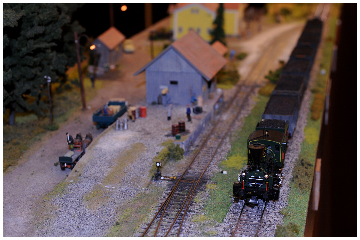 Dank der Freunde der Sulmtalbahn IG, fährt die Sulmtalbahn auch 2016 noch, und zwar im Maßstab 1:87 (H0), in diesem Fall in Gleinstätten über das verlängerte Fronleichnamwochenende (Foto vom 29.5.2016).

Am Foto ist die heute noch betriebsbereite GKB Lok 671 zu sehen.

Nähere Infos: www.facebook.com/FreundederSulmtalbahn/timeline