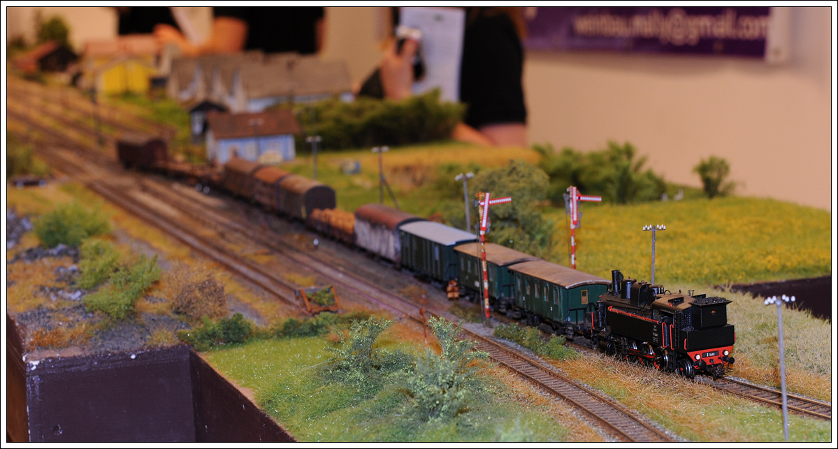 Dank der Freunde der Sulmtalbahn IG, fährt die Sulmtalbahn auch 2016 noch, und zwar im Maßstab 1:87 (H0), in diesem Fall in Gleinstätten über das verlängerte Fronleichnamwochenende (Foto vom 29.5.2016).

Am Foto verlässt 1 Sulm (30.114) den Bahnhof Pölfing-Brunn. Heute ist der einstige große Bahnhof zu einer Haltestelle mit einem Gleis mutiert.

Nähere Infos: www.facebook.com/FreundederSulmtalbahn/timeline