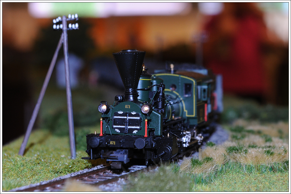 Dank der Freunde der Sulmtalbahn IG, fährt die Sulmtalbahn auch 2016 noch, und zwar im Maßstab 1:87 (H0), in diesem Fall in Gleinstätten über das verlängerte Fronleichnamwochenende (Foto vom 29.5.2016).

Am Foto ist die heute noch betriebsbereite GKB Lok 671 zu sehen.

Nähere Infos: www.facebook.com/FreundederSulmtalbahn/timeline