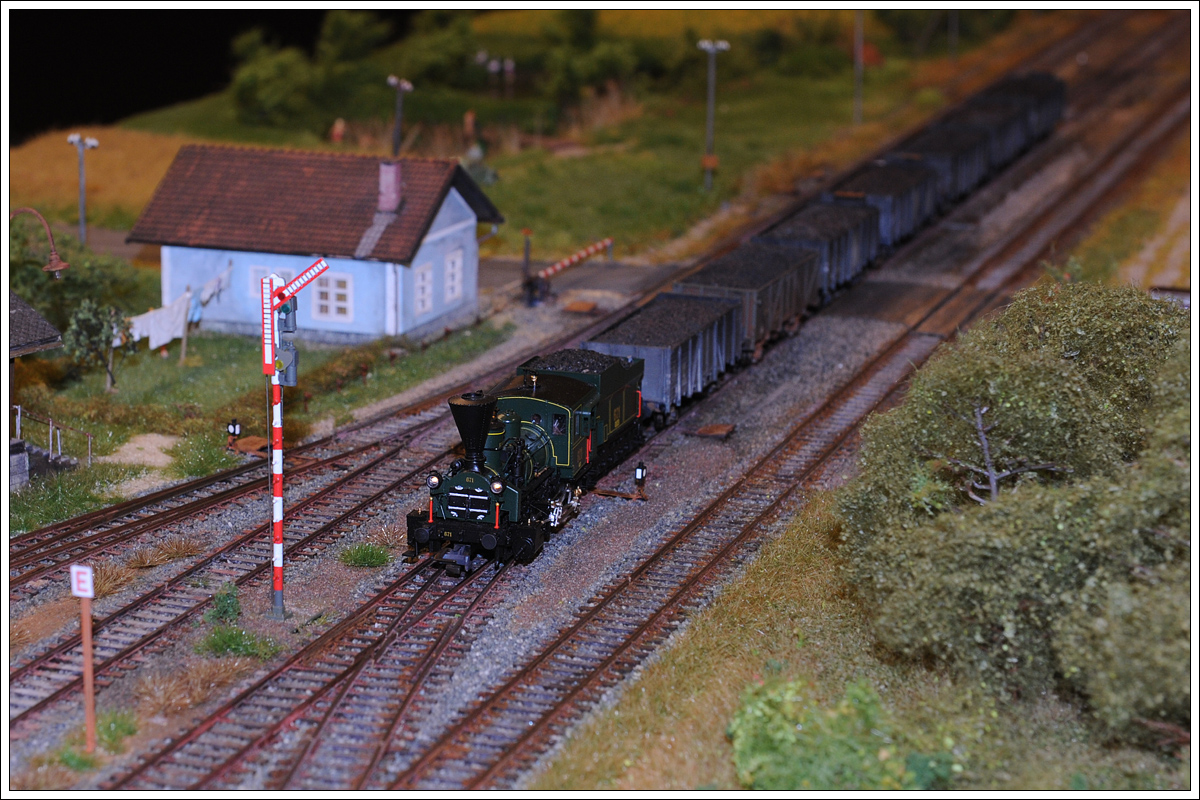 Dank der Freunde der Sulmtalbahn IG, fährt die Sulmtalbahn auch 2016 noch, und zwar im Maßstab 1:87 (H0), in diesem Fall in Gleinstätten über das verlängerte Fronleichnamwochenende (Foto vom 29.5.2016).

Am Foto ist die heute noch betriebsbereite GKB Lok 671 bei der Einfahrt in Pölfing-Brunn zu sehen.

Nähere Infos: www.facebook.com/FreundederSulmtalbahn/timeline