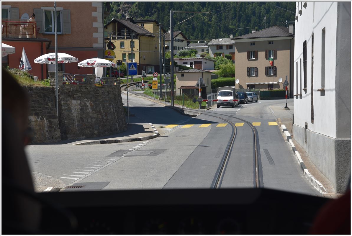 Dank der heutigen Schrankenanlage gibt es heute keine Kollisionen mehr mit Strassenfahrzeugen. (28.06.2016)