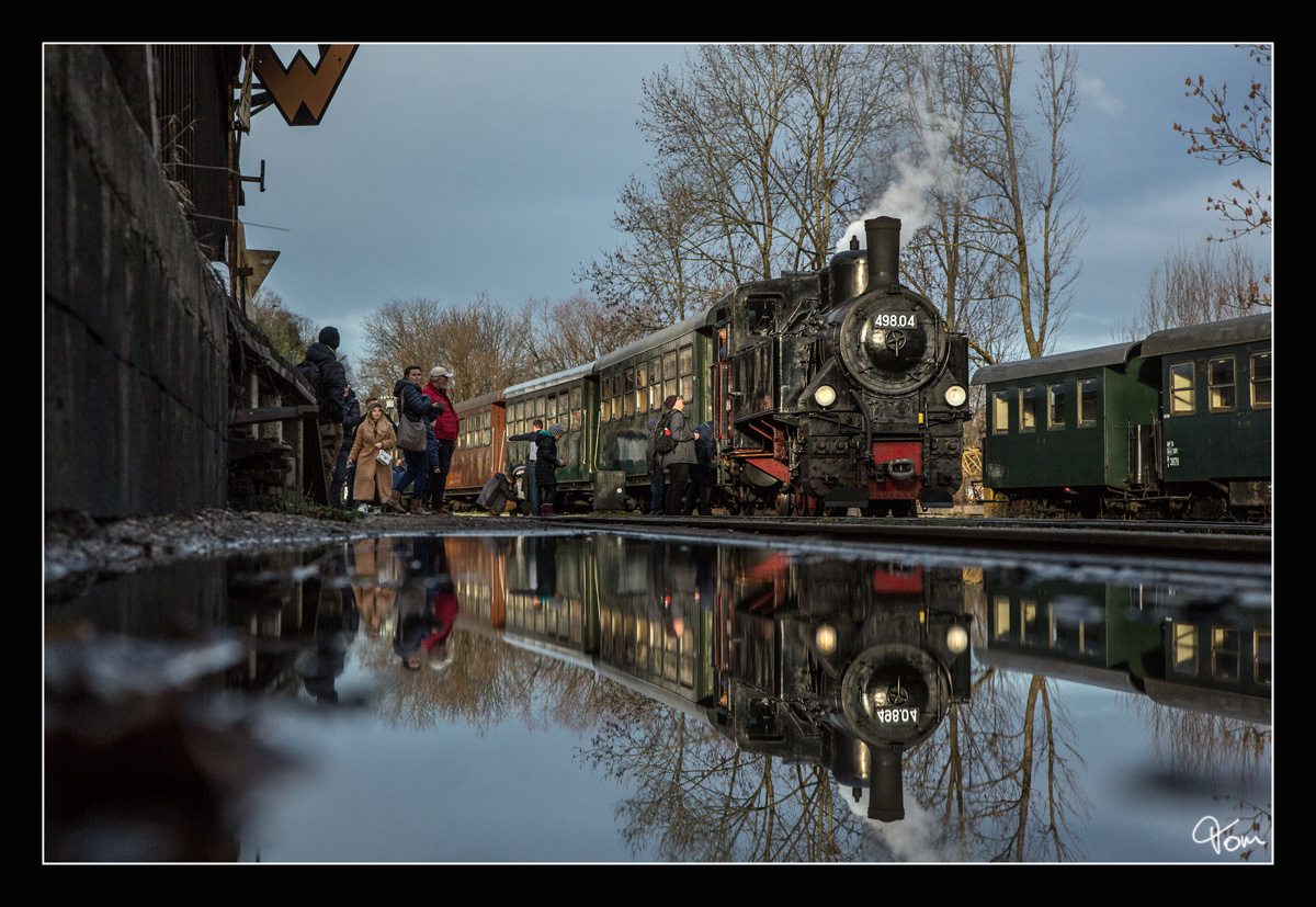 Dank einer kleine Lacke, ergab sich im Bahnhof Grünburg diese wunderbare Spiegelung der 498.04. Danke an Florian für diese Idee :O)
08.12.2018