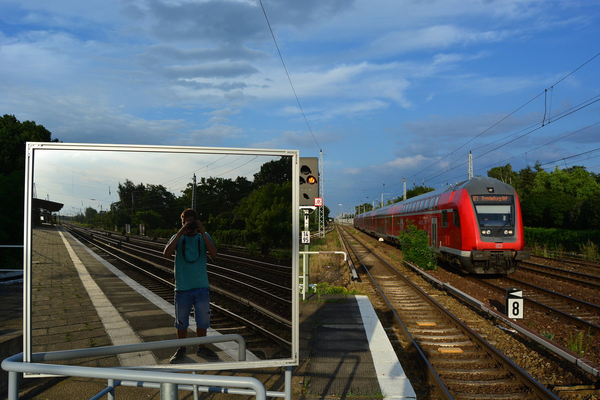 Dank den Spiegeln an den Berliner S-Bahnhöfen lassen sich dort viele Ideen umsetzen. Denn auch der Fotograf in Aktion kann hier zusammen mit dem Zug auf einem Bild. Hier rauscht der RE1 nach Brandenburg durch Berlin Hirschgarten gen Berlin.

Berlin Hirschgarten 31.07.2017