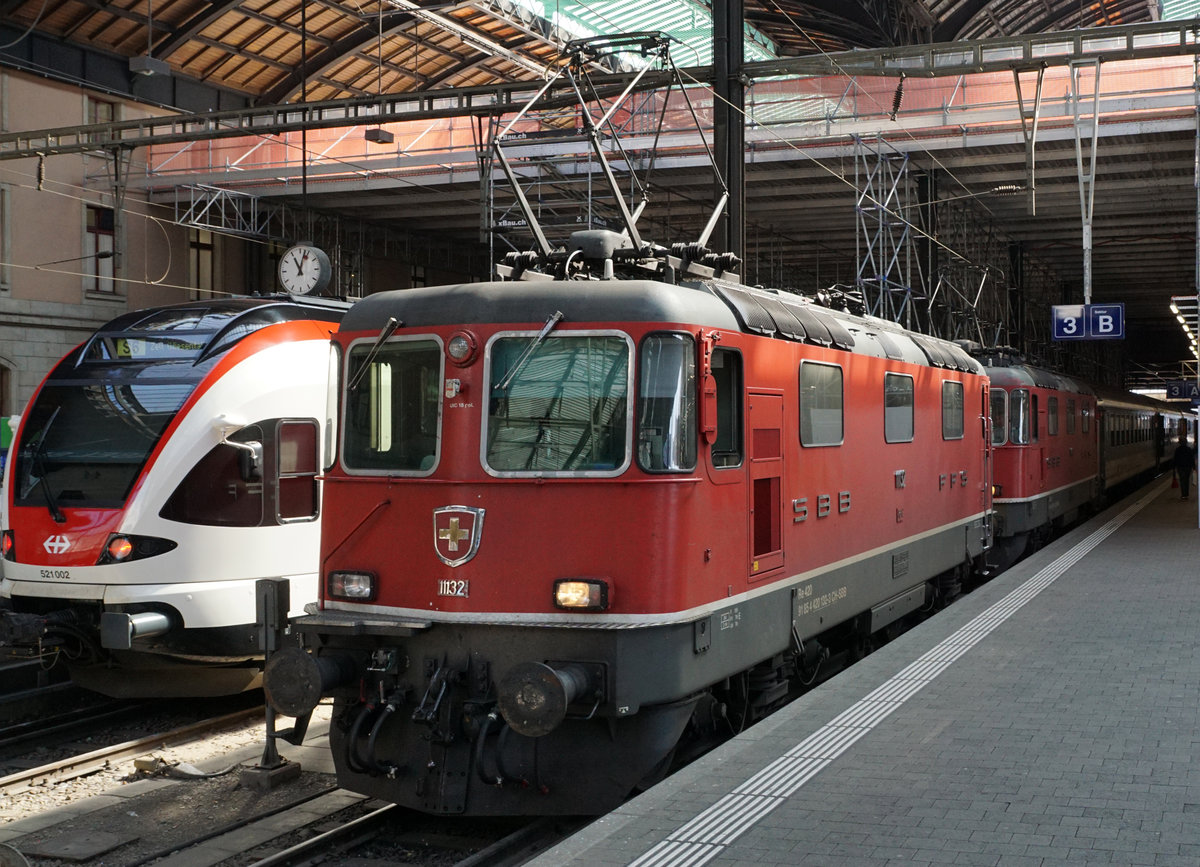 Dank der starken Verzögerung bei der Inbetriebnahme der neuen Triebzüge RABDe 502 TWINDEXX können die kleinen BOBOS der ersten Generation von SBB P im Bahnhof Basel noch täglich beobachtet werden.
Am 29. März 2019 schleppte die Doppeltraktion bestehend aus den Re 420 132-3 und Re 420 146-3 einen schweren IR nach Basel.
Foto: Walter Ruetsch  