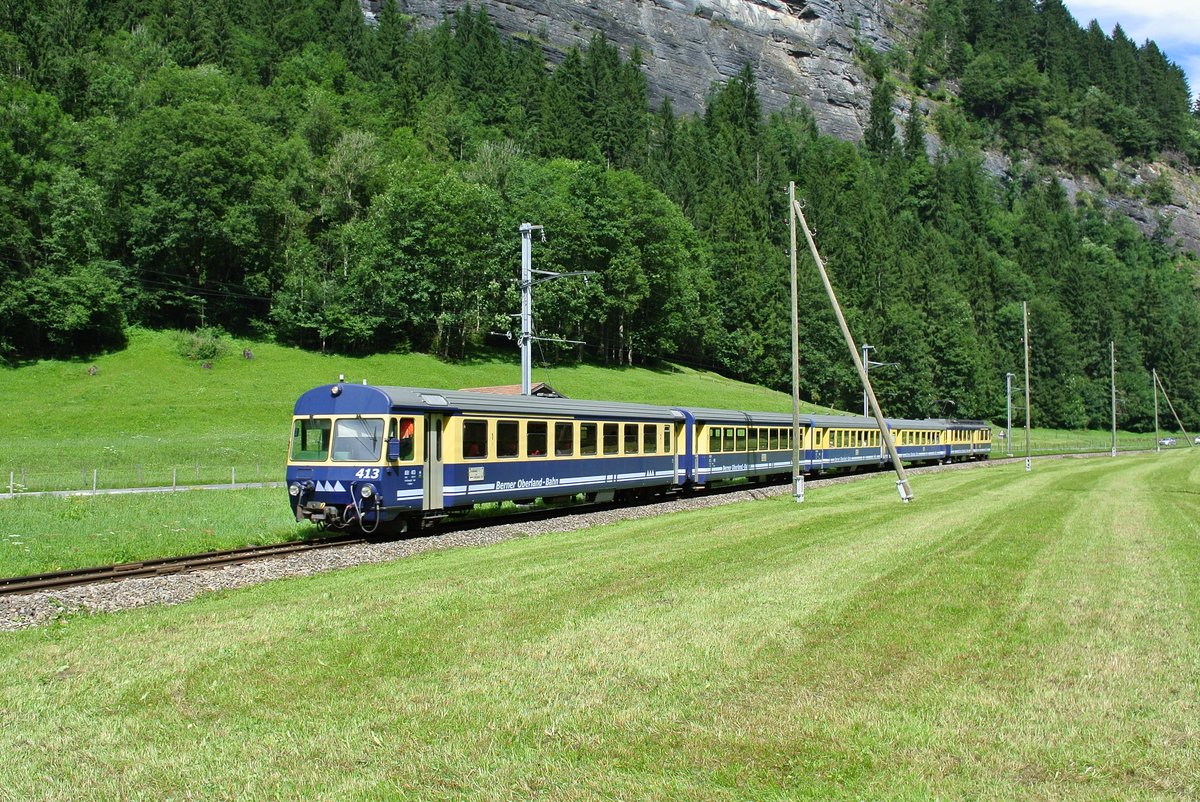 Dank einer Strung an einem neuen Triebzug wurde am Nachmittag auch noch der alte Reservependel eingesetzt. Ex. RBS ABt 413, B, BD, B ex. A und ABeh 4/4 I 308 bei Burglauenen, 29.07.2017.