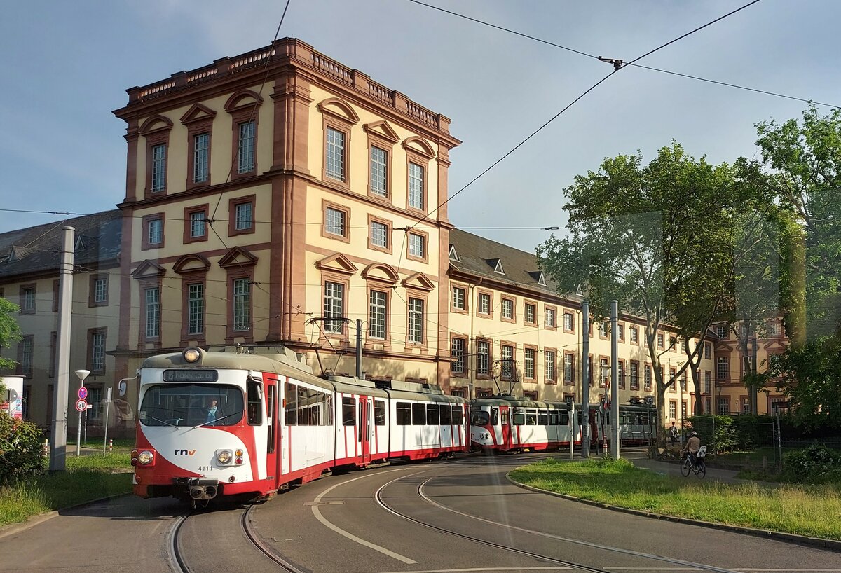 Dank der völlig verfehlten Fahrzeugbeschaffung der RNV sind in im Rhein-Neckar-Raum immer noch einige Altfahrzeuge im planmäßigen Einsatz. So auch dieser Duewag 8-Achser, Wagen 4111, der am 10.05.2022 um 08:45 Uhr an der Haltestelle Universität in Richtung Hauptbahnhof abbiegt. Optisch ist die Bahn, wie bei der OEG üblich, in einem hervorragenden Zustand. Fotografiert aus der vorbeifahrenden Bahn der Linie  9  heraus. 