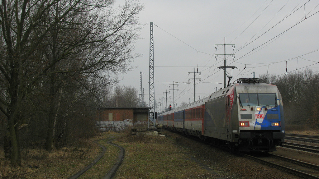 Dann kurz darauf kam mir mal seit langer Zeit eine Werbelok über den Weg gefahren. Die BuPol Lok 101 060-2 mit dem EC 177 nach Budapest. 08.03.13, Diedersdorf