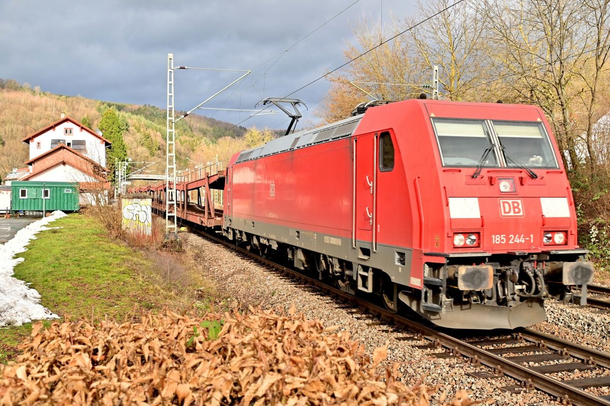 Dann reist der Himmel auf und die 185 244-1 kommt um 13:16 Uhr mit dem Audileerzug durch Neckargerach. 29.1.2021