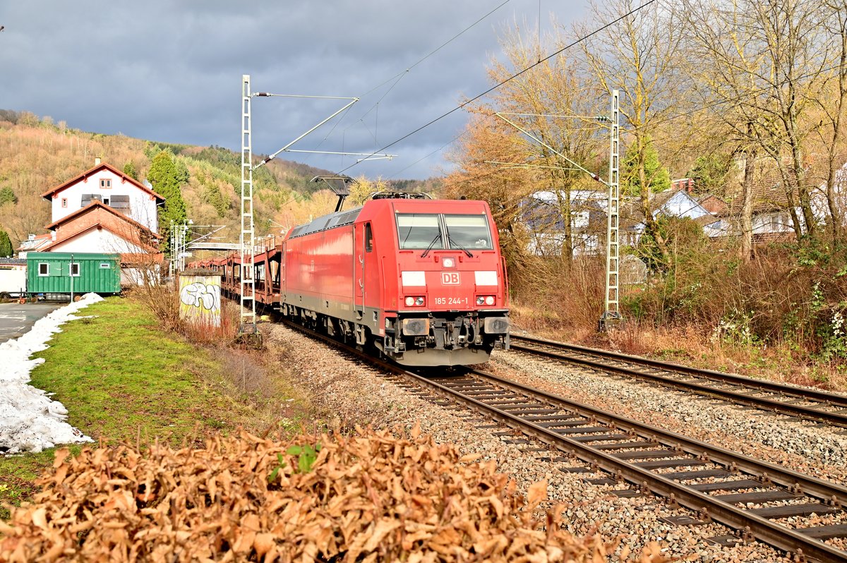 Dann reist der Himmel auf und die 185 244-1 kommt um 13:16 Uhr mit dem Audileerzug durch Neckargerach. 29.1.2021