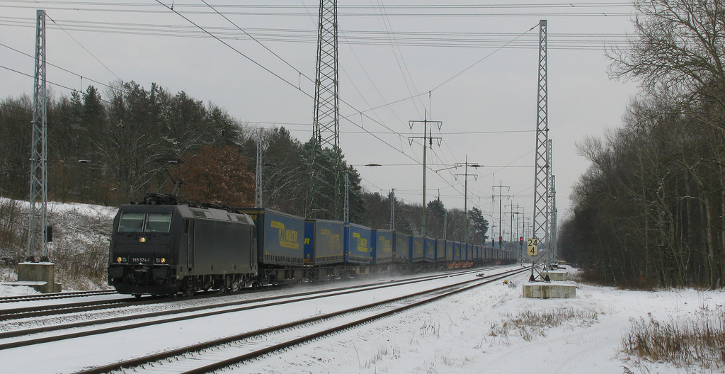 Dann sogar noch ein privater GZ am 12.03.3. Ein LKW Walter gefahren mit der 185 574-1 von MRCE die für Boxxpress im Einsatz war am Shuttle Rostock - Brno.