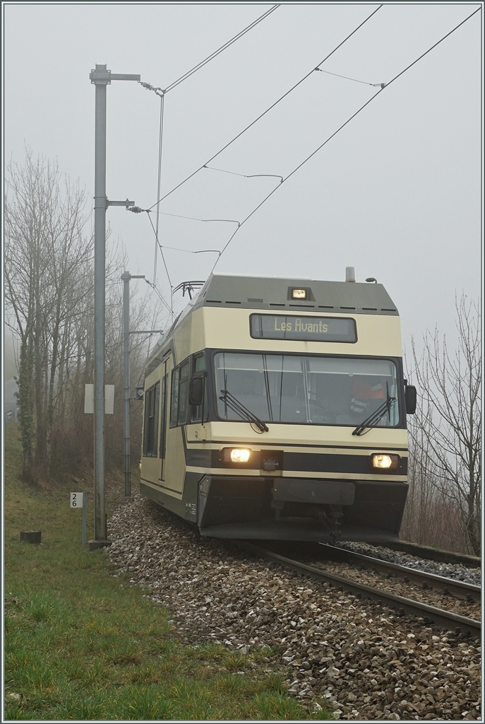 Darauf habe ich gewartet: auf den Mittagsregionalzug nach Les Avants, hier kurz vor Planchamp am 5. Feb. 2016