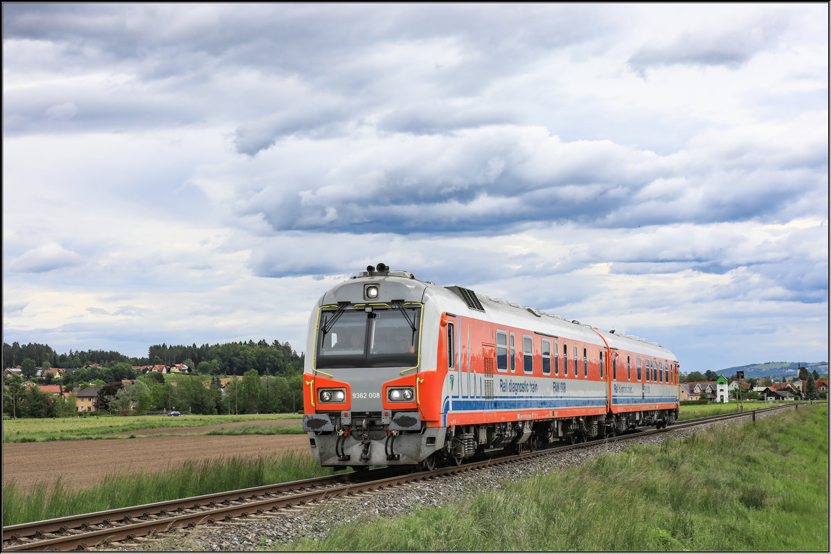 Darf ich Vorstellen SKLX 9362.008 der MAV. 
Der Ultraschallmesszug verkehrt Nagelneu auf Österreichs Schienen und das im Netz der GKB. 
Frauental Bad Gams am 22.05.2019