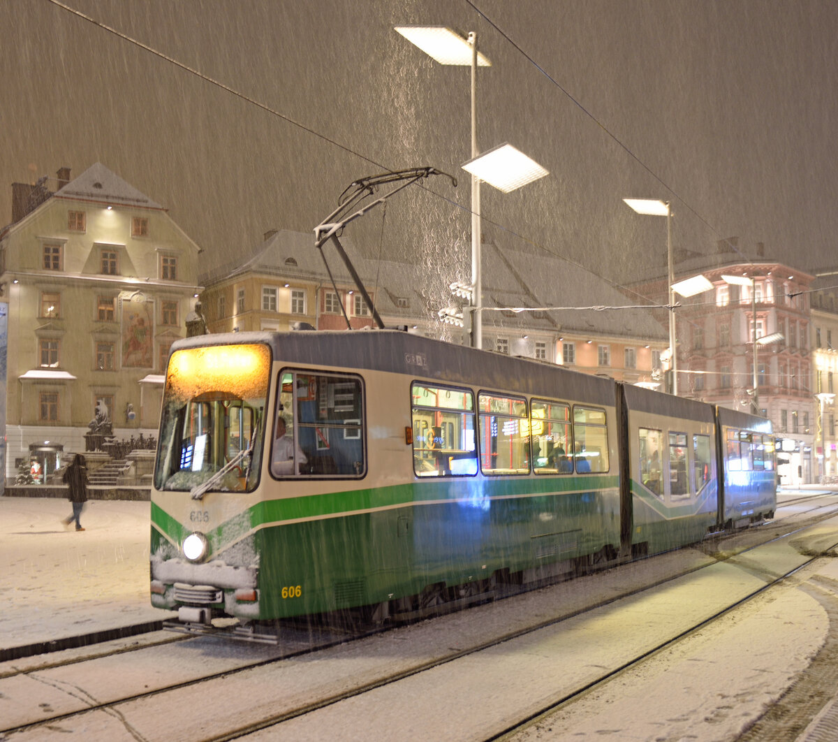 Darf's bei den derzeit heißen Temperaturen etwas Abkühlung sein?
HGL TW 606 auf der  Linie 6 am 27.Dezember 2020 am Grazer Hauptplatz.