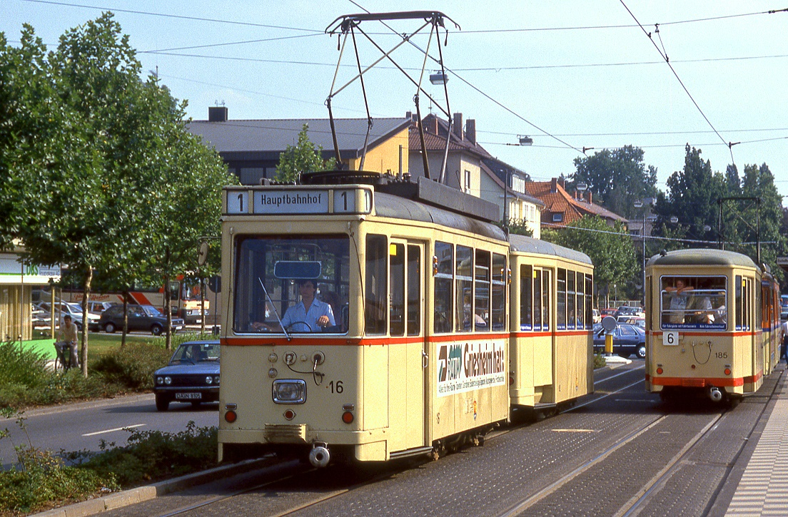 Darmstadt Tw 16 mit Bw 182 in der Heidelberger Strae, 11.08.1986. Diese Berufsverkehrsverstrker waren damals die letzten planmigen Einstze von Zweiachsern in W-Deutschland.