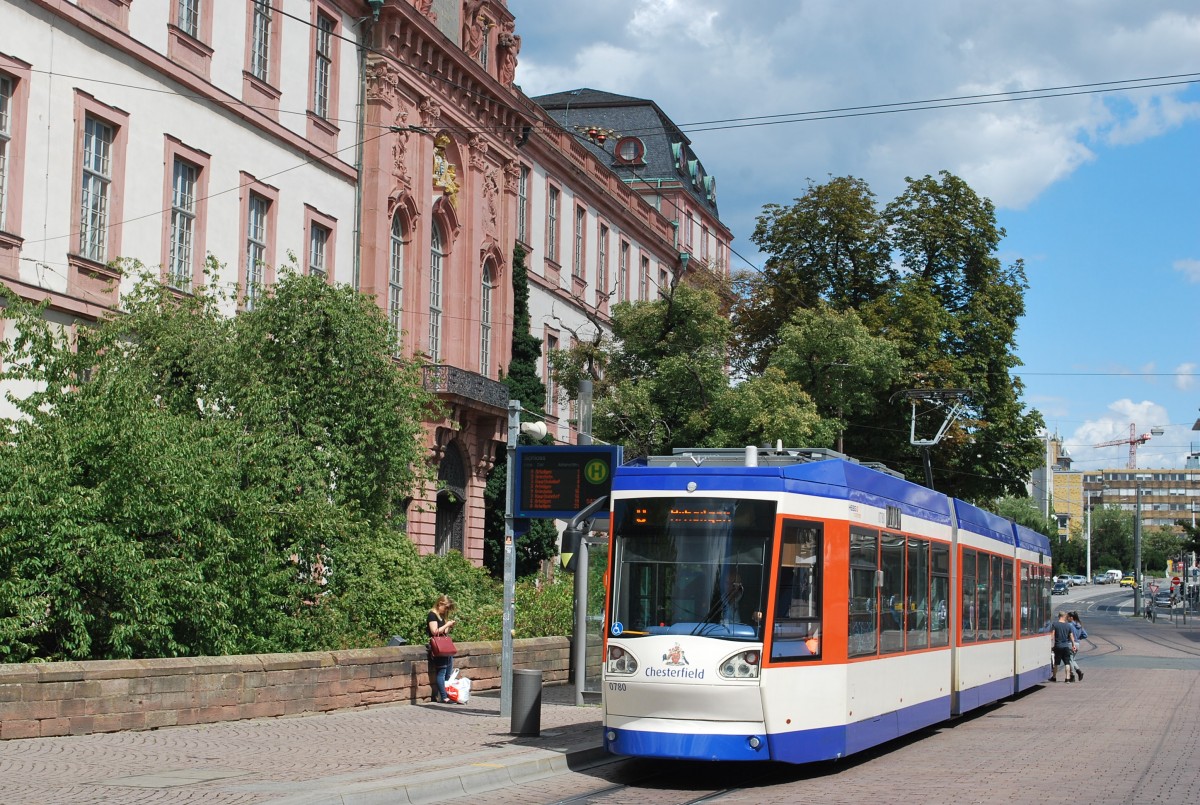 Darmstädter Straßenbahn fährt am Schloss vorbei (30. Juli 2015).