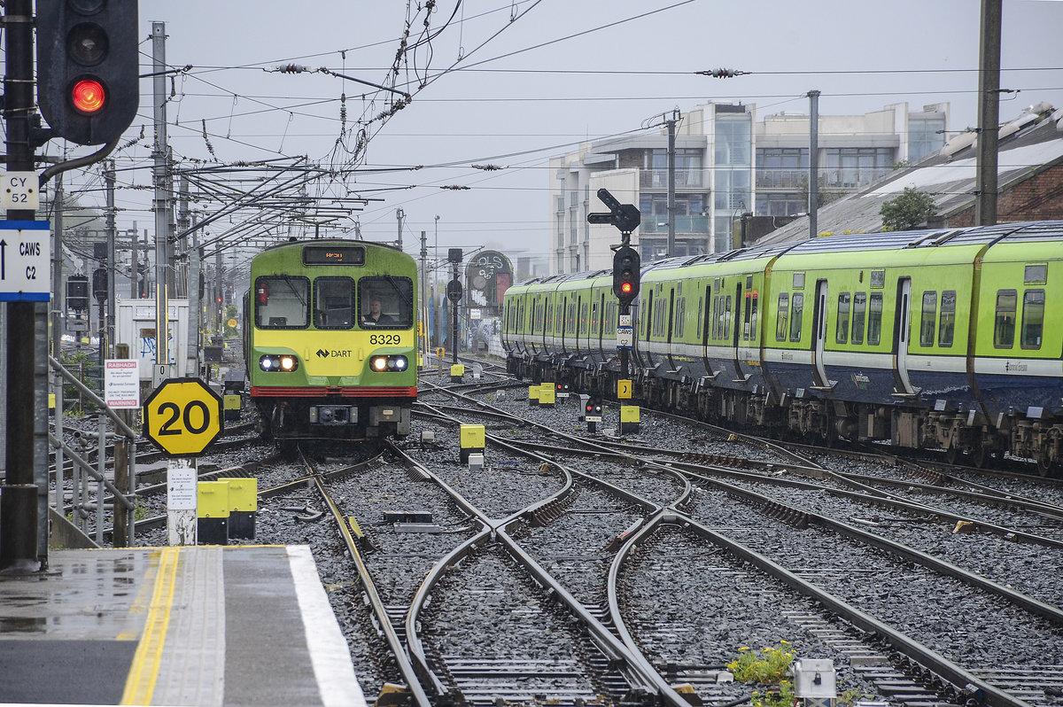 DART 8329 vor Connolly Station in Dublin. Die Wagen der DART sind zwar relativ neu, die Gleise sollten allerdings dringend modernisert werden. Es gibt immer noch Streckenabschnitte mit einer Höchstgeschwindigkeit von 30 km/h und weniger. Die DART benutzt im Wesentlichen alte Bahnstrecken der irischen Bahn, die zum Teil im 19. Jahrhundert erbaut wurden.
Aufnahme: 9. Mai 2018.