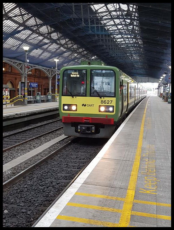 Dart Triebwagen 8627 am Bahnsteig 1 am 20.09.2018 im Bahnhof Dublin Pearse Station.
