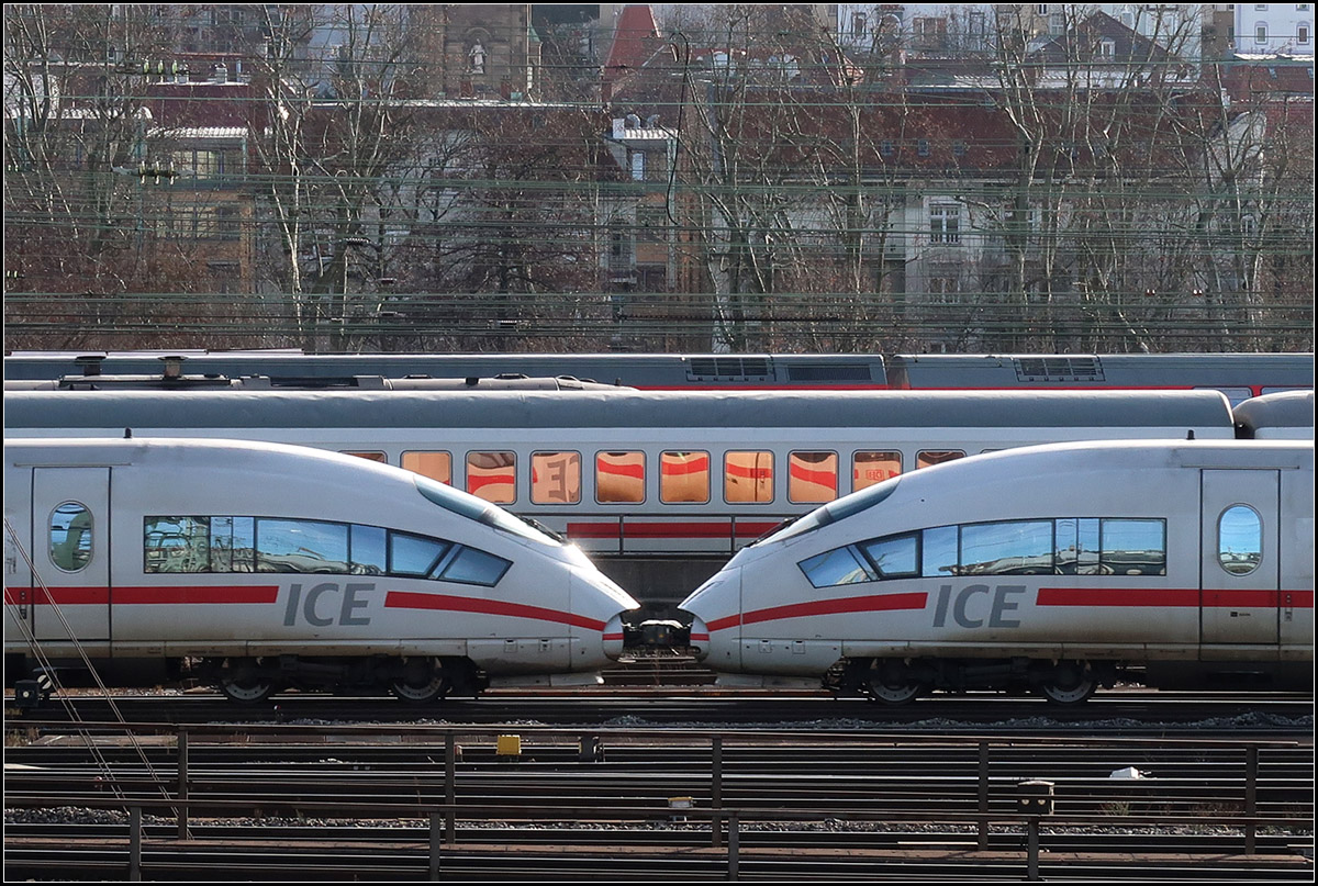 Darum liebe ich den Zufall -

In den getönten Scheiben des 1.Klasse-Wagens eines ausfahrenden IC-Zuges spiegelt sich der in den Stuttgarter Hauptbahnhof einfahrende ICE. Bei solchen Motiven ist es gut die Kamera zur Hand zu haben, bewusst planen kann man das nicht.

24.01.2018 (M)