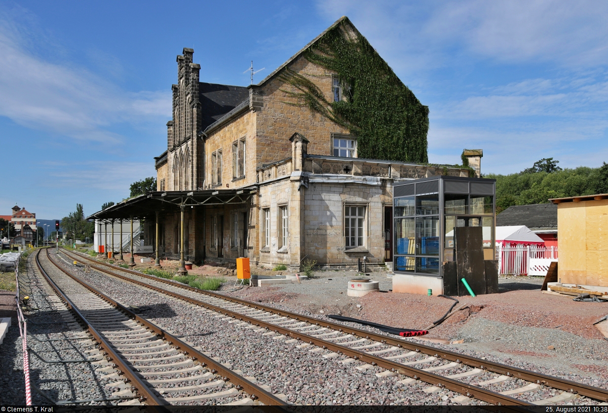 Das 1862 errichtete Empfangsgebäude des Bahnhofs Quedlinburg während des barrierefreien Umbaus. Bei den Arbeiten muss besonders auf den Denkmalschutz geachtet werden. Zum Aufnahmezeitpunkt ruhte jedoch das Baugeschehen.
Aufgenommen am Ende des Bahnsteigs 2/3.

🕓 25.8.2021 | 10:38 Uhr